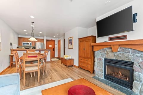 ski-in - ski-out Condo with Lovely Ski Views Shared Pool-Sauna-Hot Tub & WiFi House in Solitude
