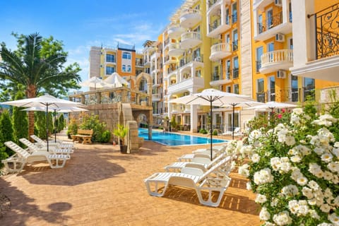 Property building, Day, Swimming pool, Swimming pool, sunbed