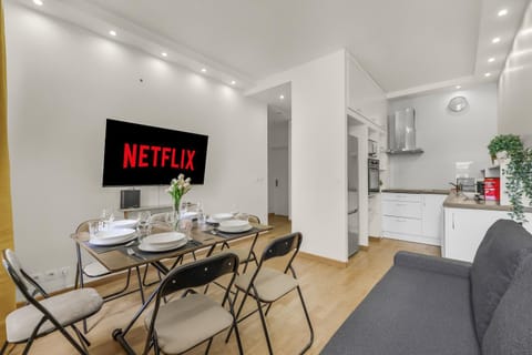 TV and multimedia, Kitchen or kitchenette, Living room, Seating area, Dining area