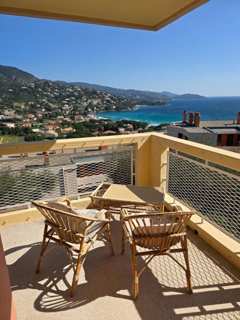 Property building, View (from property/room), Balcony/Terrace, Dining area, Sea view
