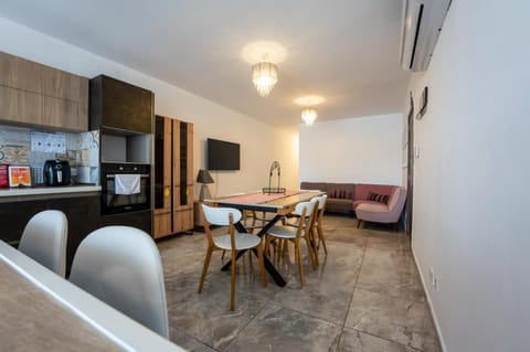 TV and multimedia, Kitchen or kitchenette, Living room, Seating area, Dining area, dishwasher, oven, stove, toaster