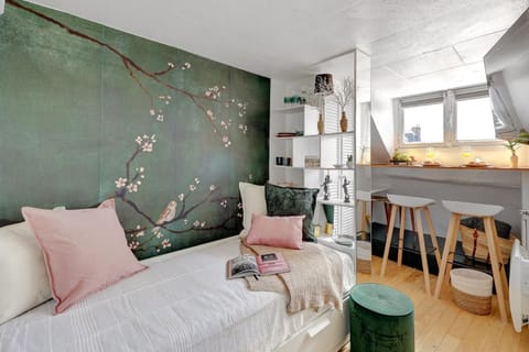Property building, Bed, TV and multimedia, Kitchen or kitchenette, Living room, Photo of the whole room, Seating area, Dining area, Bedroom
