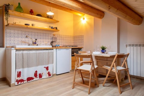 Kitchen or kitchenette, Dining area, stove