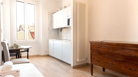 Kitchen or kitchenette, Dining area, microwave, stove