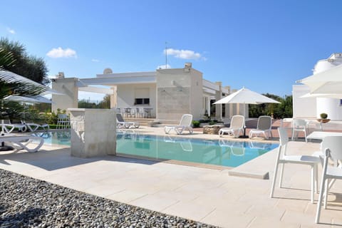 Patio, Swimming pool, sunbed