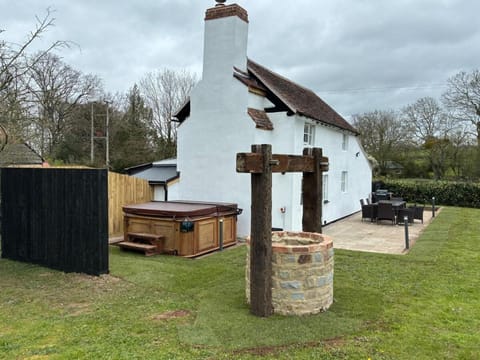 Patio, Day, BBQ facilities, Garden, Hot Tub, Garden view