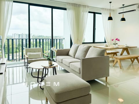 View (from property/room), Balcony/Terrace, Living room, Seating area, Dining area