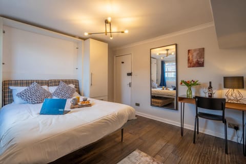 Bed, TV and multimedia, Photo of the whole room, Seating area, Bedroom