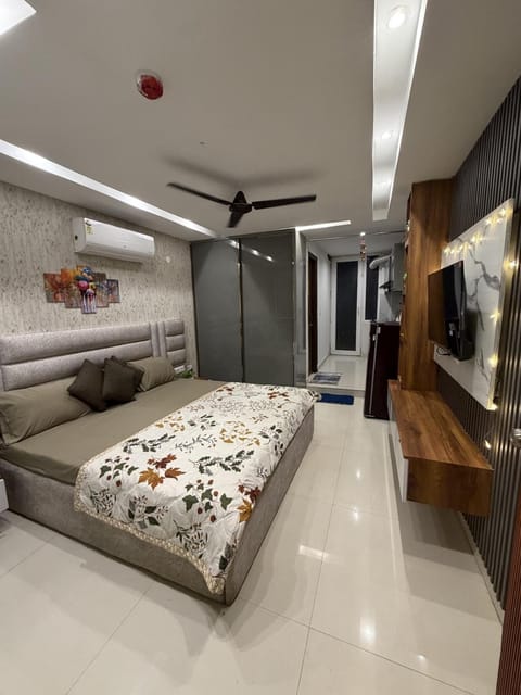 Bed, TV and multimedia, Photo of the whole room, Bedroom