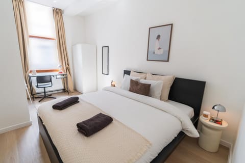 Bed, Bedroom, towels