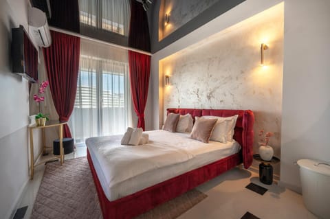 Bed, TV and multimedia, Photo of the whole room, Bedroom, towels