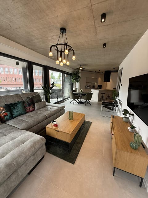 Communal lounge/ TV room, TV and multimedia, Living room, Evening entertainment