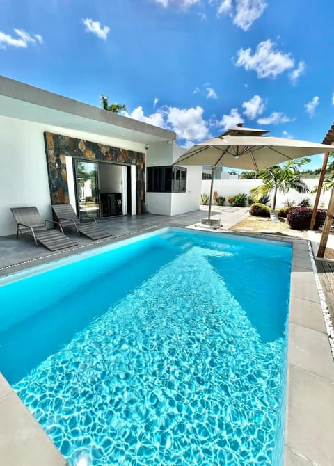 Patio, Swimming pool, sunbed