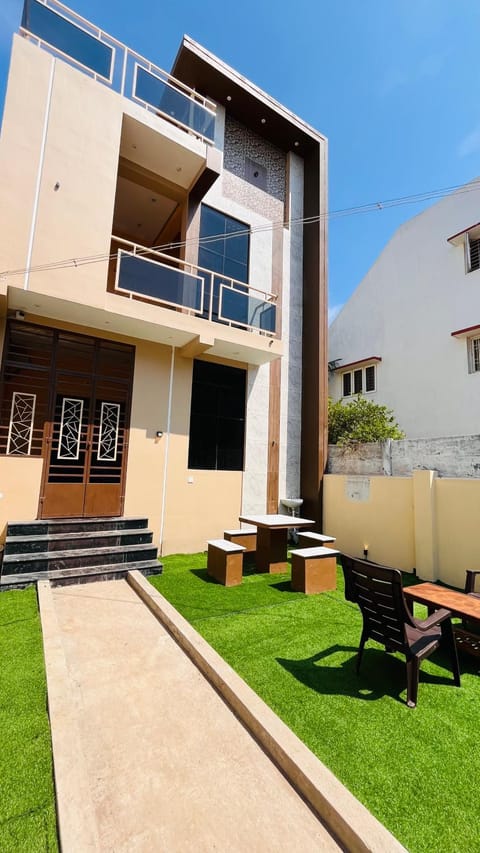 Property building, Patio, Day, Garden, Seating area, Garden view