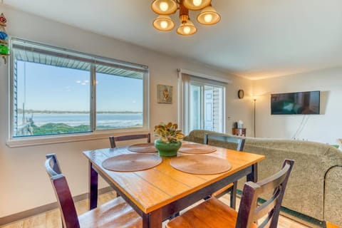 Cute Waterfront Cottage with Private washer&dryer & Wonderful Views of the Bay House in Coos Bay