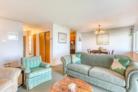 Cute Waterfront Cottage with Private washer&dryer & Wonderful Views of the Bay House in Coos Bay