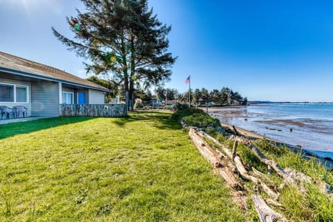 Cute Waterfront Cottage with Private washer&dryer & Wonderful Views of the Bay House in Coos Bay
