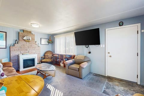 Waterfront home with panoramic bay views deck fireplace & beach access House in Coos Bay