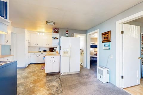 Waterfront home with panoramic bay views deck fireplace & beach access House in Coos Bay