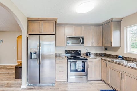 Spacious coastal property with separate living quarters wood stove & grill House in Coos Bay