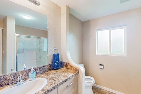 Spacious coastal property with separate living quarters wood stove & grill House in Coos Bay