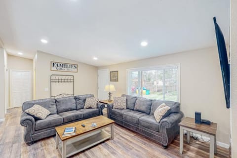 Modern spacious home near the bay with grill washer&dryer & large yard House in Coos Bay