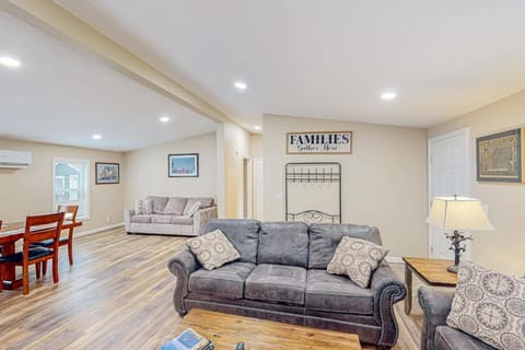 Modern spacious home near the bay with grill washer&dryer & large yard House in Coos Bay