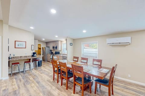 Modern spacious home near the bay with grill washer&dryer & large yard House in Coos Bay