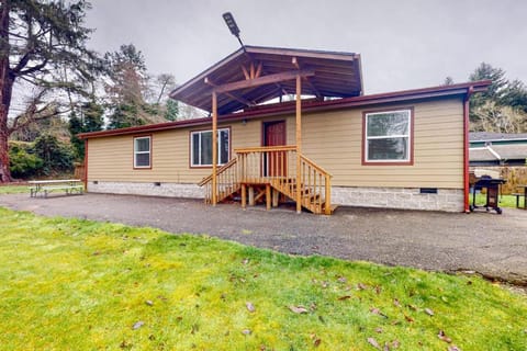 Modern spacious home near the bay with grill washer&dryer & large yard House in Coos Bay