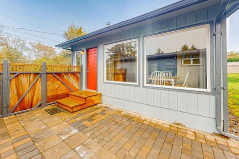 Home near the ocean with wood stove large yard washer&dryer streaming patio House in Coos Bay