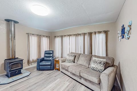 Home near the ocean with wood stove large yard washer&dryer streaming patio House in Coos Bay