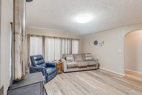 Home near the ocean with wood stove large yard washer&dryer streaming patio House in Coos Bay