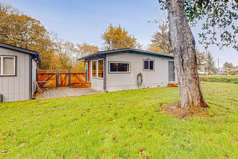 Home near the ocean with wood stove large yard washer&dryer streaming patio House in Coos Bay