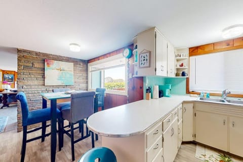 Golfers Healthcare Heroes and Nature Lovers Relax and Unwind by the Coast House in Coos Bay