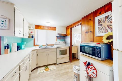 Golfers Healthcare Heroes and Nature Lovers Relax and Unwind by the Coast House in Coos Bay