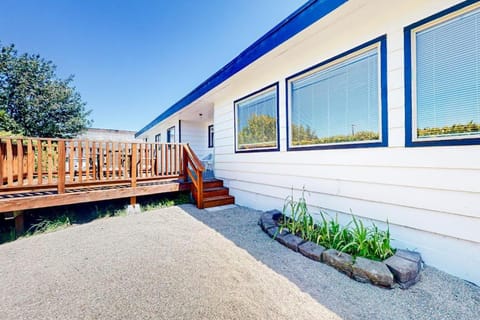 Golfers Healthcare Heroes and Nature Lovers Relax and Unwind by the Coast House in Coos Bay