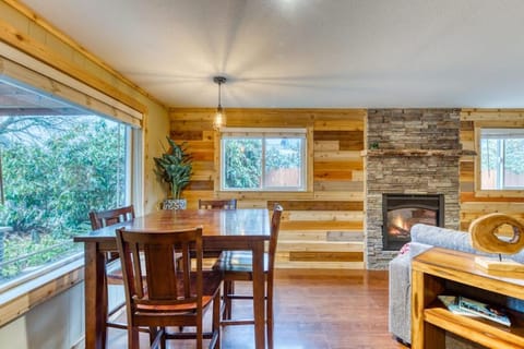 Remodeled dog-friendly Willamette Valley home with large fenced yard House in Coburg