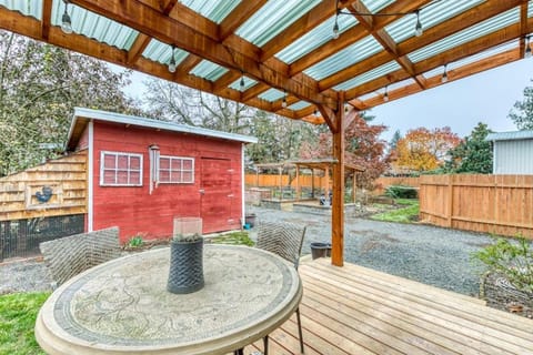 Remodeled dog-friendly Willamette Valley home with large fenced yard House in Coburg