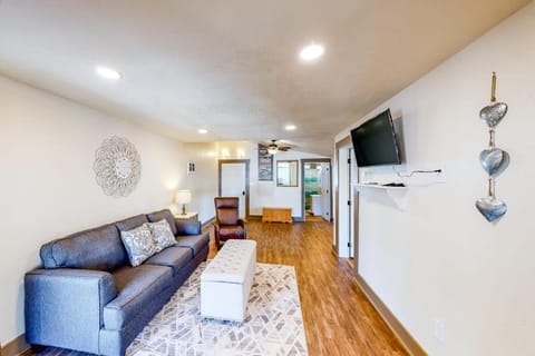 Charming Home with Fast WiFi a Private washer&dryer & Two Kitchens House in Springfield