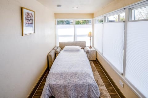 Charming Home with Fast WiFi a Private washer&dryer & Two Kitchens House in Springfield