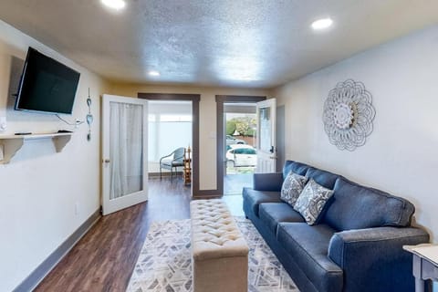 Charming Home with Fast WiFi a Private washer&dryer & Two Kitchens House in Springfield