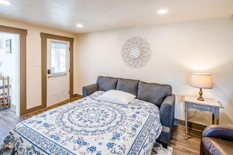 Charming Home with Fast WiFi a Private washer&dryer & Two Kitchens House in Springfield