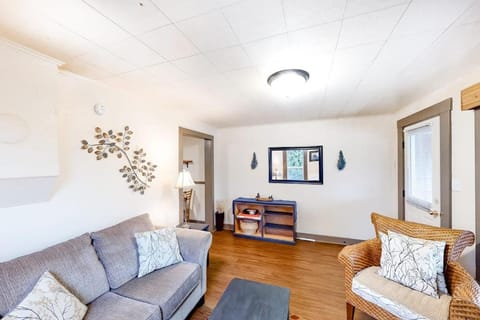 Adorable dog-friendly duplex near Main Street with full kitchen House in Springfield