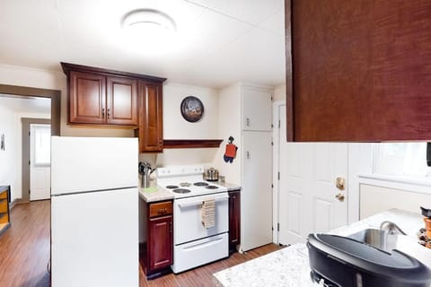 Adorable dog-friendly duplex near Main Street with full kitchen House in Springfield