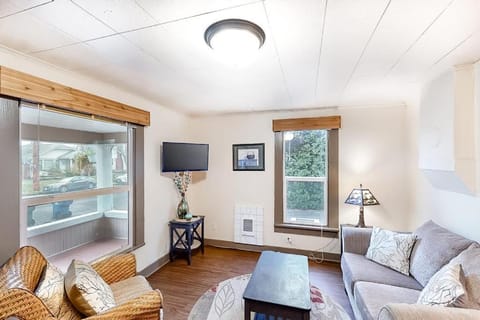 Adorable dog-friendly duplex near Main Street with full kitchen House in Springfield