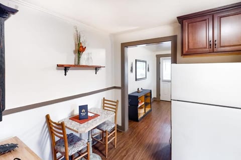 Adorable dog-friendly duplex near Main Street with full kitchen House in Springfield