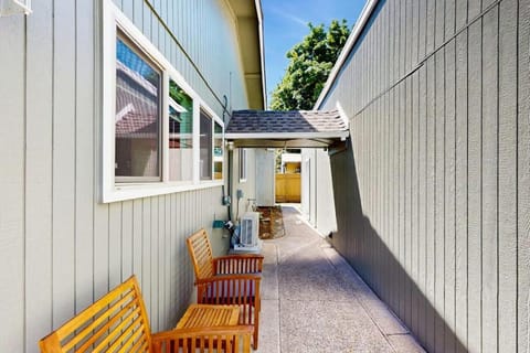 Cozy dog-friendly studio fast WIFI AC and in-unit washer & dryer Apartment in Coburg