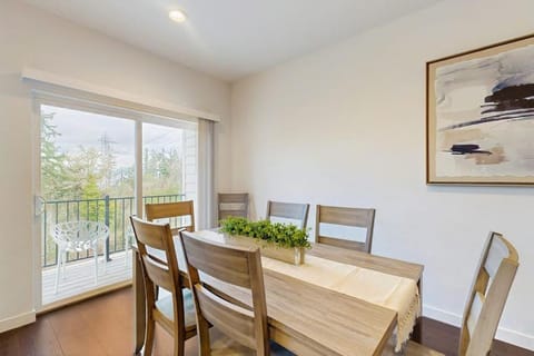 Beautiful Spacious Townhome close to downtown & UO with WiFi AC Fireplace House in Springfield