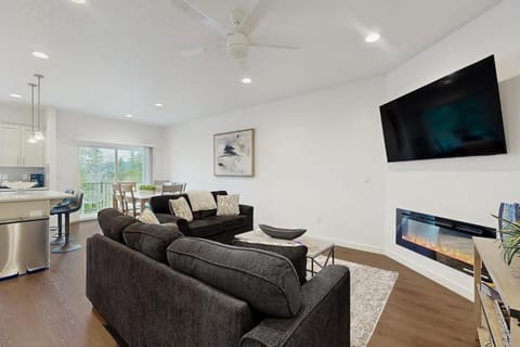 Beautiful Spacious Townhome close to downtown & UO with WiFi AC Fireplace House in Springfield