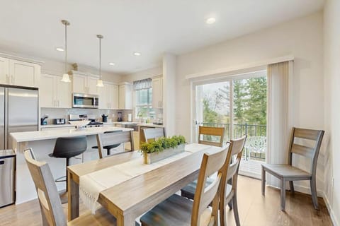 Beautiful Spacious Townhome close to downtown & UO with WiFi AC Fireplace House in Springfield